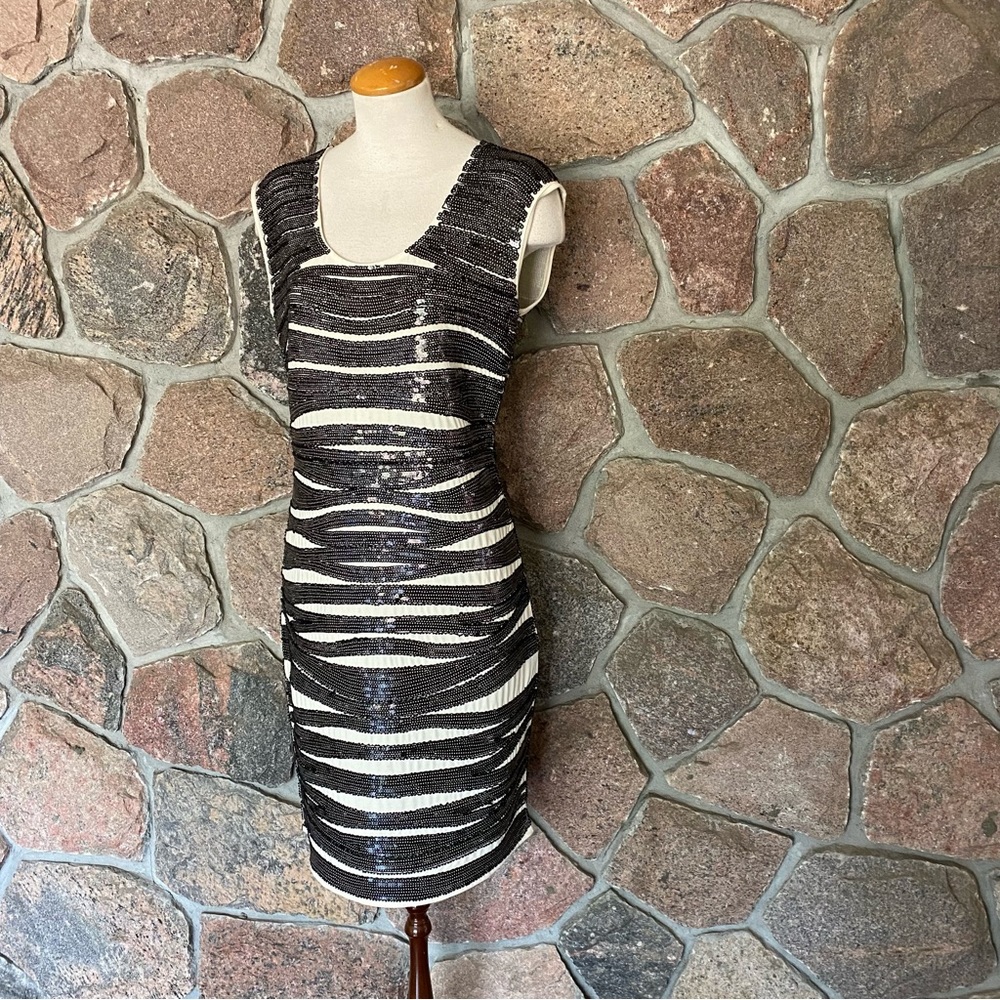 💍 Beautiful sequin and bead embellished sleeveless dress.